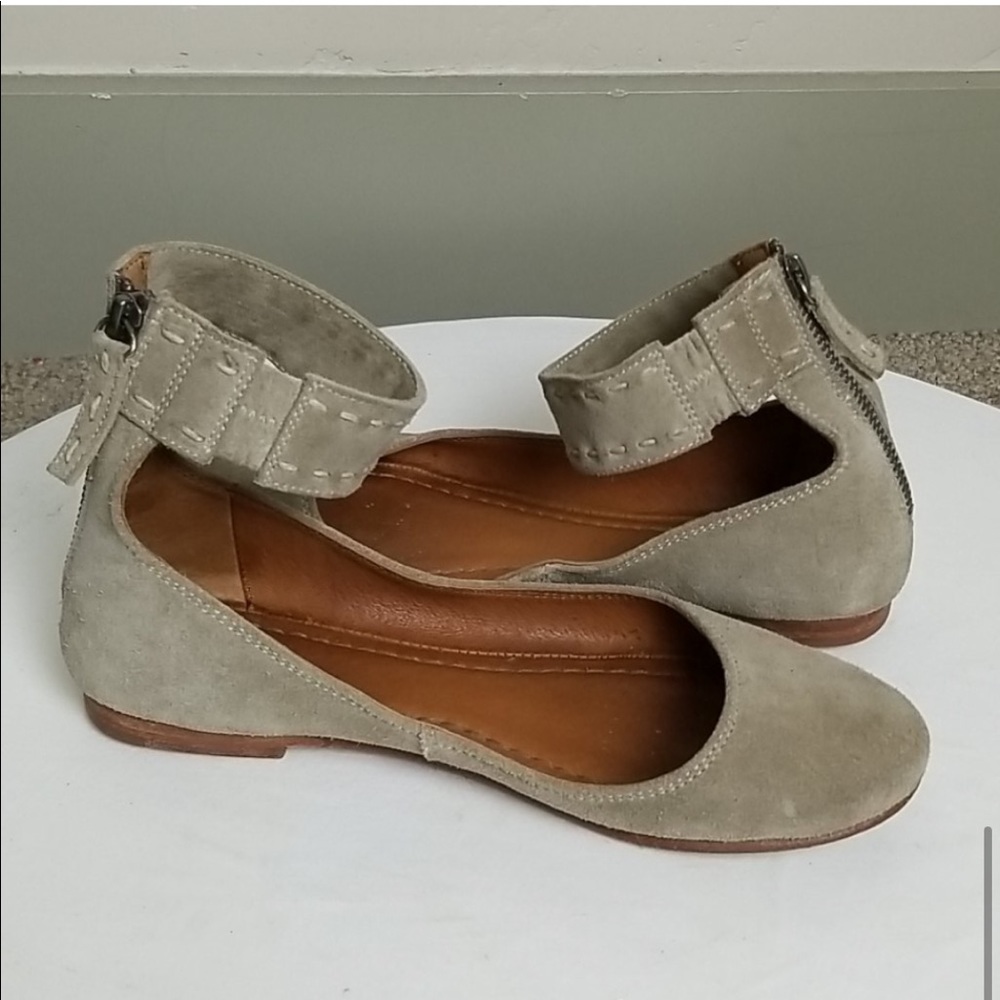 Adorable Frye flats